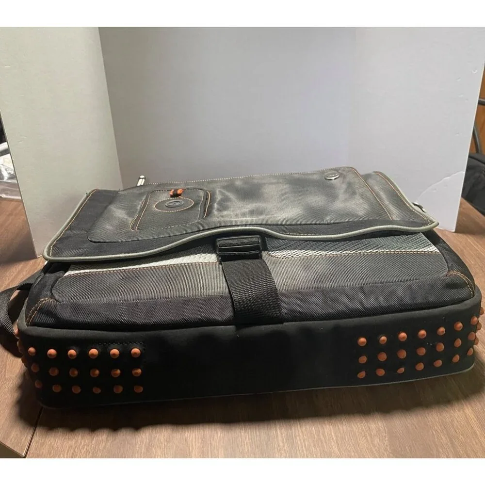 Targus Black Urban Messenger Laptop Shoulder Bag With Adjustable Strap